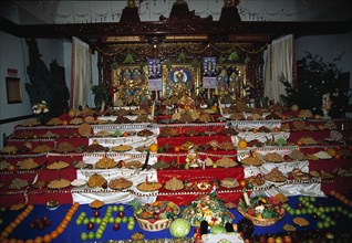 Un autel recouvert d'offrandes dans un temple, à l'occasion du festival hindou Diwali