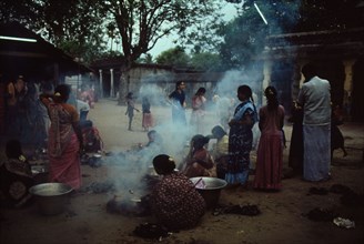 Des villageois préparent des mets à l'occasion du festival hindou "Pongal"