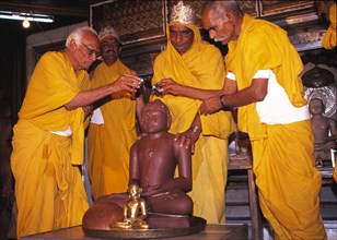 Des prêtres versent du lait et du miel sur la statue de Mahavira, en Inde