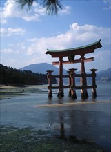 Le Grand Torii, sur l'île Miyajima abritant le sanctuaire Itsukushima, au Japon