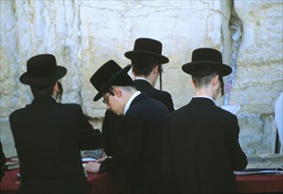 Juifs orthodoxes priant devant le Mur des Lamentations à Jérusalem