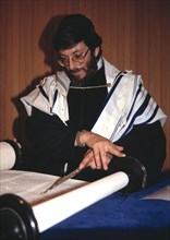 Un rabbin fait la lecture de la Torah à la synagogue