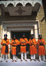 Cinq hommes représentant les "Panj Piarey", devant le Gurdwara (temple)