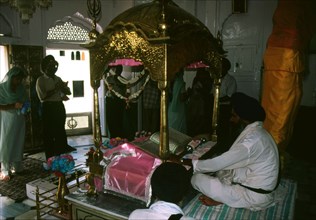 Un prêtre fait la lecture du "Gourou Granth Sahib" dans l'Akal Takht, le sanctuaire du Temple d'Or à Amritsar, en Inde