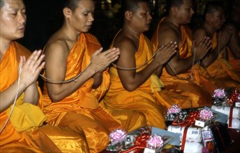 Moines en prière à Wesak, à l'occasion de l'anniversaire du Bouddha, Thaïlande