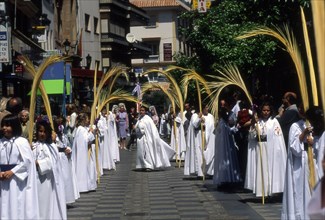 Pendant la "Semana santa" à Algeciras en Espagne, fillettes et jeunes femmes portent des branches de palmier