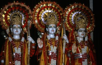Ram (au centre), son frère Laxman (à gauche) et sa femme Sita (à droite)