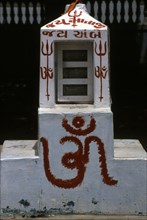 Symbole sacré du "Om" sur une petite châsse dans un village en Inde