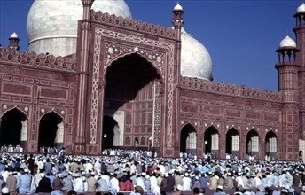 Temps de prière à la mosquée Badshahi à Lahore, Pakistan