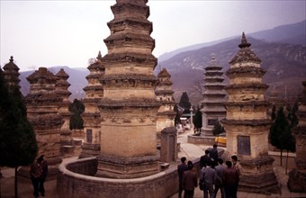 Stupas contitués de reliques de moines, temple Shaolin, berceau du bouddhisme zen
