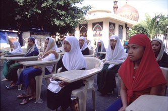 Classe de filles étudiant le Coran à Manille, aux Philippines