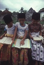 Garçonnets étudiant le Coran, dans le sud du Sulawesi, en Indonésie