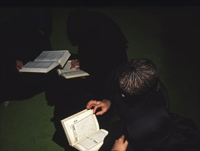 Lecture continue du Coran (au cours de la fête musulman de Laylat al-Qadr), dans une mosquée de Londres