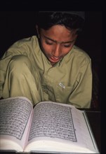 Jeune homme étudiant la jurisprudence islamique, au Pakistan