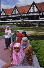 Jeunes filles de Malaisie portant le foulard islamique traditionnel ('hijab')