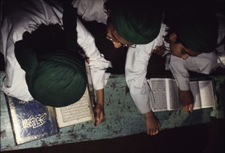Jeunes élèves étudiant dans une Madrasseh (école théologique)