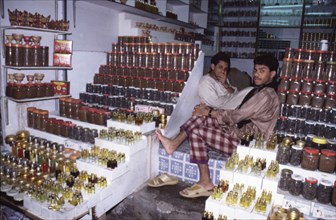 Boutique de parfums dans un souk de Mutrah, quartier de Muscat, Sultanat d'Oman