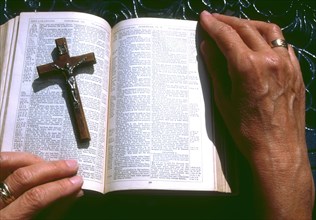 Un fidèle lisant la Bible