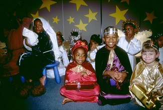 Enfants reconstituant la scène de la Nativité pour Noël