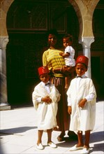 Une famille visitant une mosquée en Tunisie