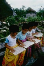 Enfants étudiant le Coran