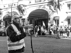 Manifestation devant l'hôtel Lutetia à Paris