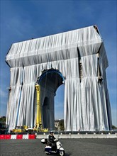 Emballage de l'Arc de Triomphe de l'Etoile par Christo