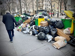 Rubbish bins in Paris (March 2023)