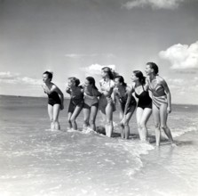 La compagnie du marquis de Cuevas sur la plage de Deauville : 7 filles, 7 nationalités