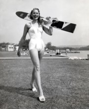 Le mannequin Patti Morgan portant un ski nautique