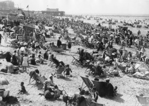 La plage bondée à Margate, Kent