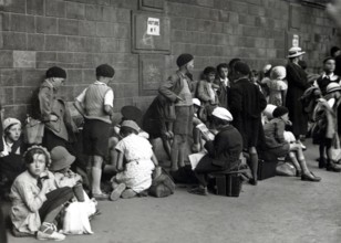 Départ de petits parisiens pour le Cantal (1935)