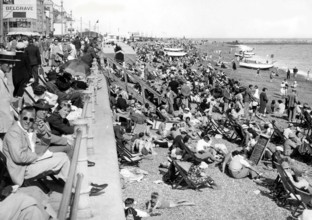 La plage bondée à Hastings (Angleterre)