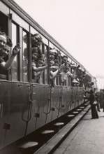 Départ en train des parisiens pour les trois jours de vacances de la Pentecôte (1939)