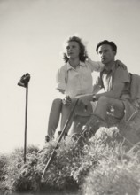 Couple de randonneurs dans les années 60