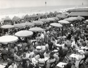 Terrasse de café à Deauville (1948)