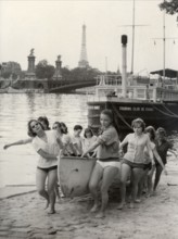 Les jeunes filles du collège Sophie Germain à Paris tirent leur canoë hors de l'eau
