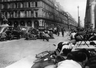Rue de Rivoli, à Paris, la foule cherche à se protéger des tireurs des toits