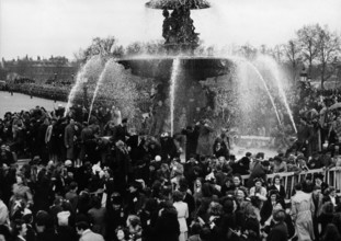 Scene of cheering crowd in Paris during the Liberation (August 1944)