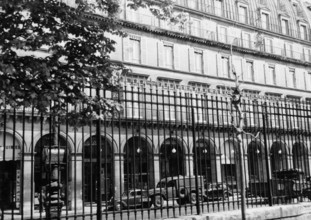 Délégation américaine devant l'hôtel Meurice, à Paris, lors de la Libération (août 1944)