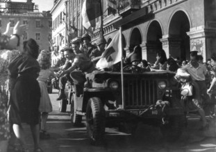 Scène de liesse populaire lors de la Libération de Paris (août 1944)