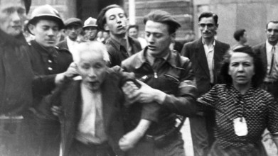 Scène de rue lors de la libération de Paris (Août 1944)