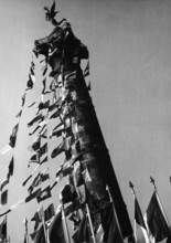 La colonne de la Bastille, à Paris, décorée de drapeaux lors de la libération de Paris (août 1944)