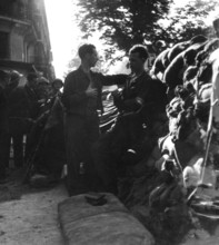Barricade lors de l'insurrection du peuple de Paris (août 1944)