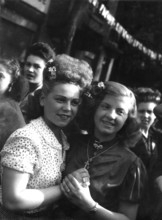 Scène de liesse populaire à la libération de Paris (août 1944)