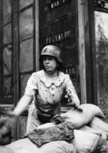 Béatrice Briand sur sa barricade, lors de l'insurrection du peuple de Paris (août 1944)