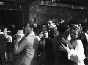 Bal populaire dans une rue de Paris à la Libération (août 1944)