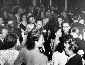 Bal populaire de la rue Lauriston, à Paris, sous l'Occupation allemande (1944)