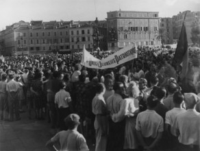 Scene of cheering crowd in Nice, France, during the Liberation (August 1944)