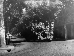 Scène de liesse populaire à la libération (août 1944)